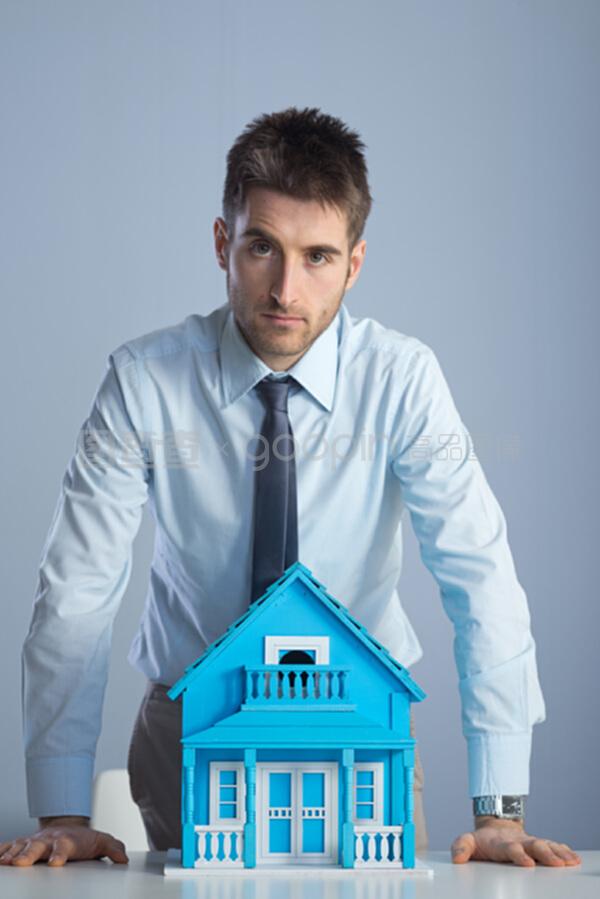 有模型房的房地產(chǎn)經(jīng)紀人